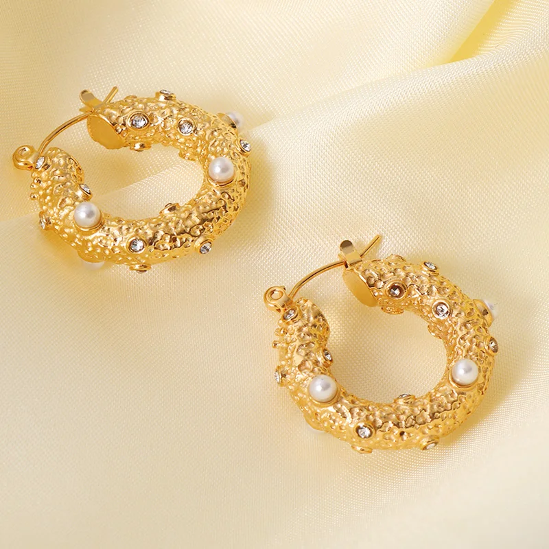 

Trendy Fashion Statement Stainless Steel Pearl Hoop Earrings 18k Gold Plated Hammer Cubic Zircon Huggie Earrings