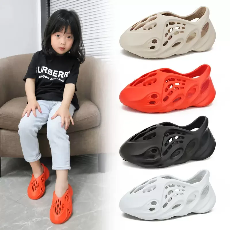 

Slippers Kids Beach Shoes Casual Trainers Luxury Designer Platform Sandals Bone Resin Summer Flip Flops 700 Children Foam Runner