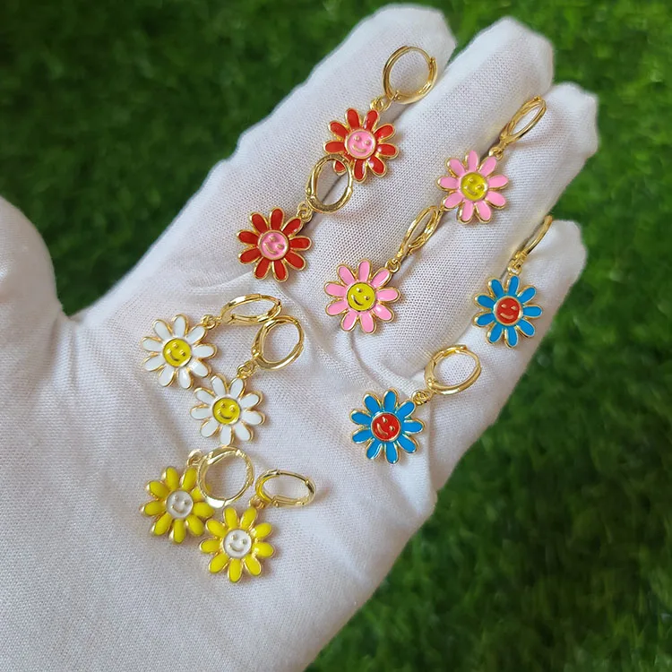 

EM1288 Chic Fashion Colorful Daisy Flower Huggies Rainbow Enamel Gold Plated Smiley Daisy Huggie Hoops Earrings