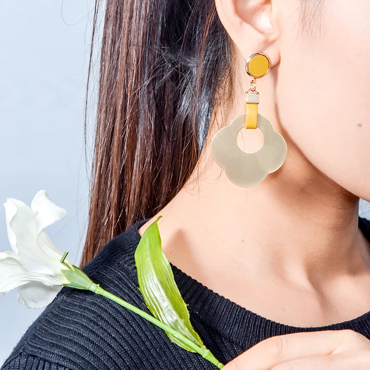 

In Stock 2021 Summer Aesthetic Flower Earrings Trendy Minimalist Style Metal Leather Material