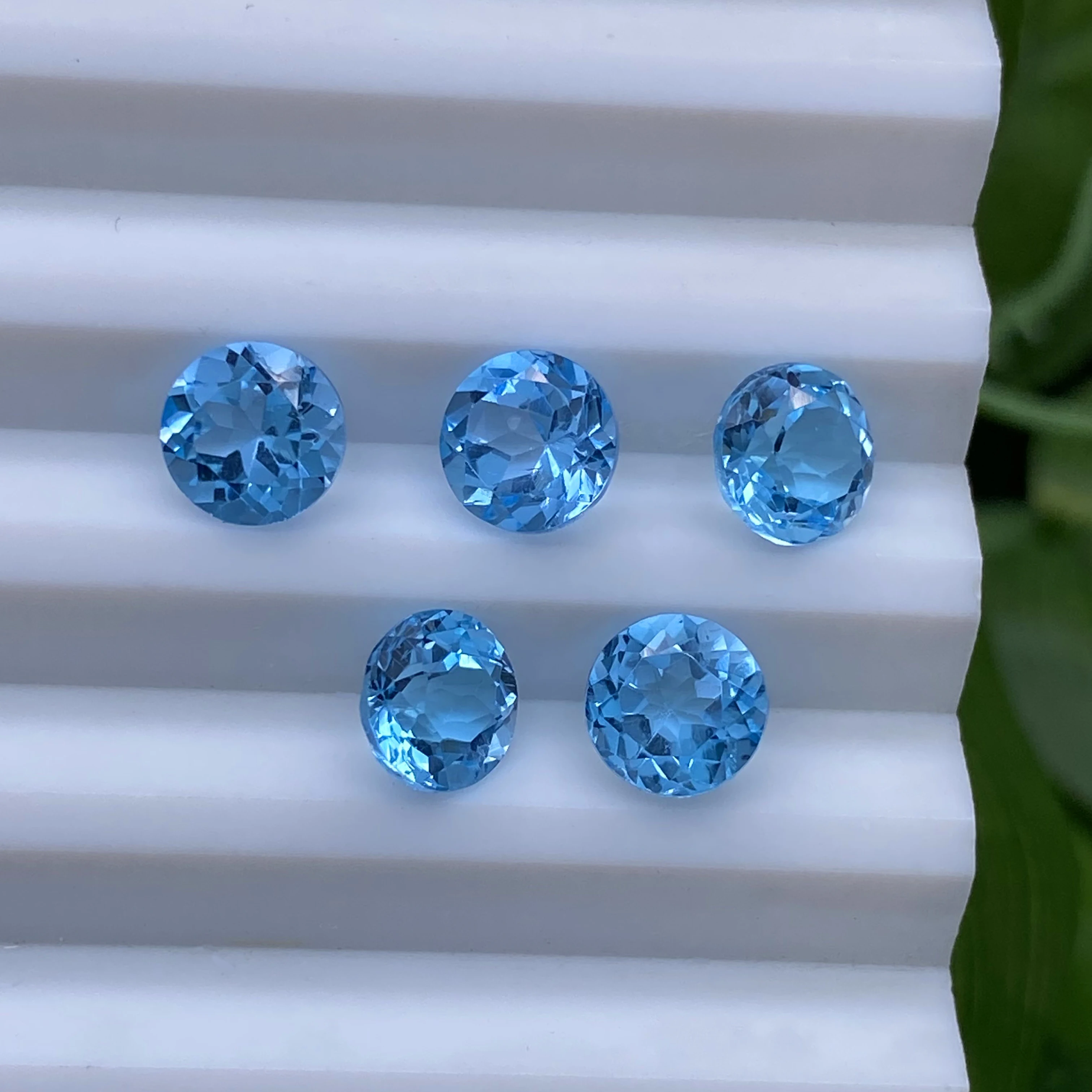 Round 4.0mm~10.0mm Faceted Good Quality  Real Gemstone Blue Stone Jewelry Setting Natural Swiss Blue Topaz