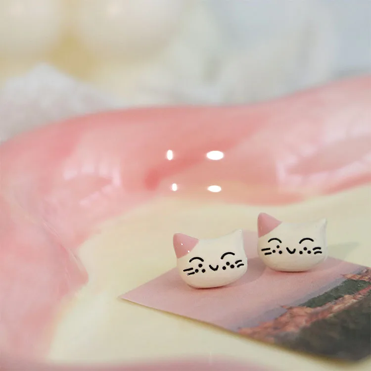 

Japanese Small Kawaii Smiley Cat Earrings Sweet Pink Enamel Cute Animal Stud Earrings New Design Cute Earrings