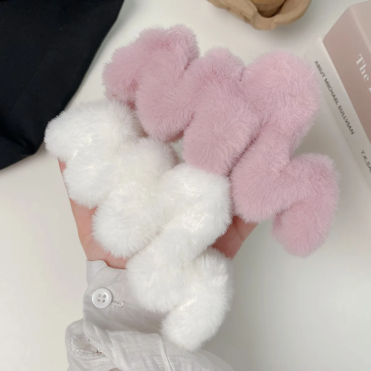 

Dowell Autumn and Winter Fluffy Clip Women with Extra Large Shark Clip