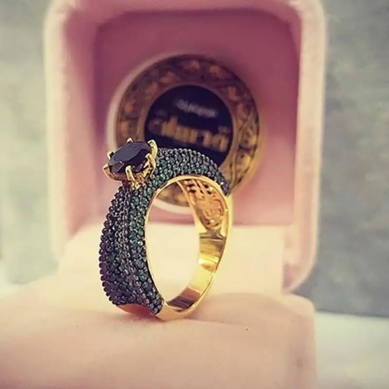 

Creative Classic Six-claw Black Diamond Gold-plated Ladies Ring Engagement Banquet Jewelry Dark Emerald Embedded Ring