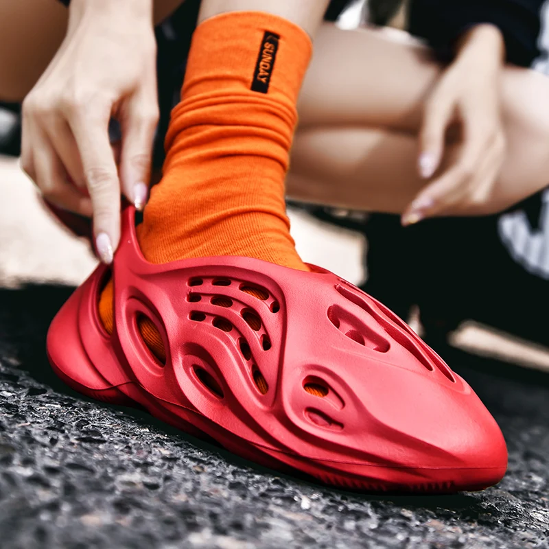 

2020 fashion summer yezzy foam runner yeezys color red sandals slides shoes men's outdoor water shoes beach slippers for ladies