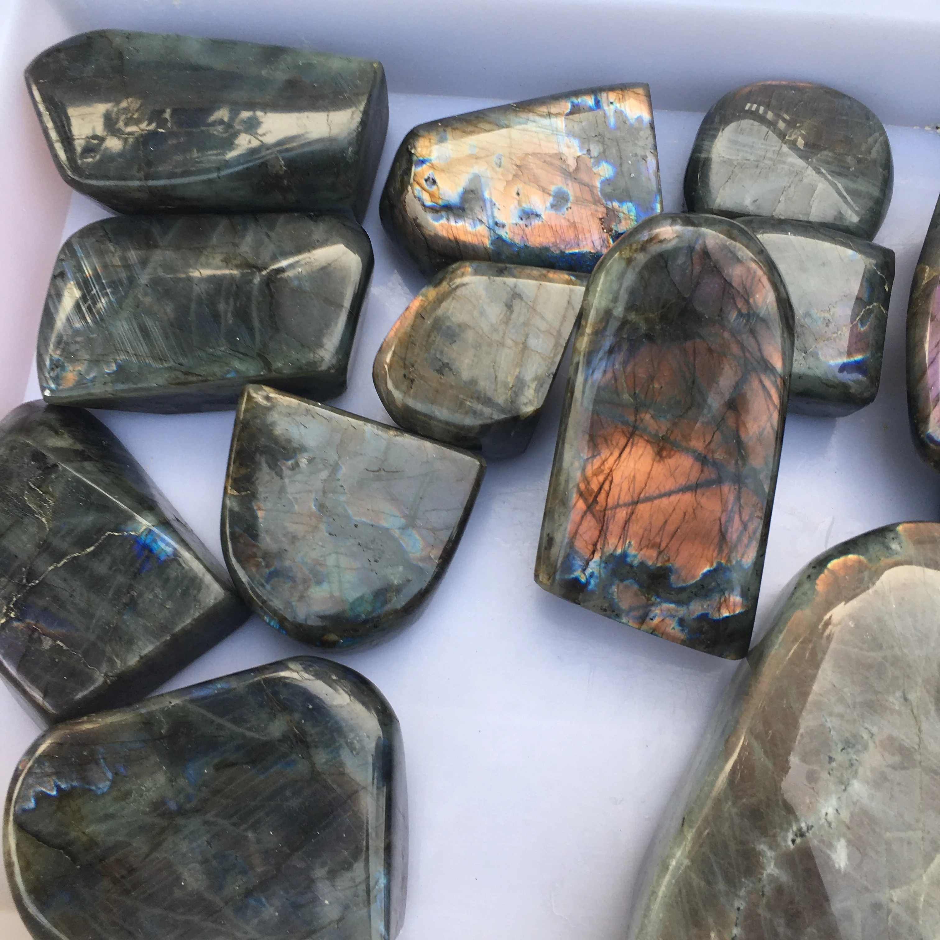 批发彩虹石水晶紫色拉长石装饰