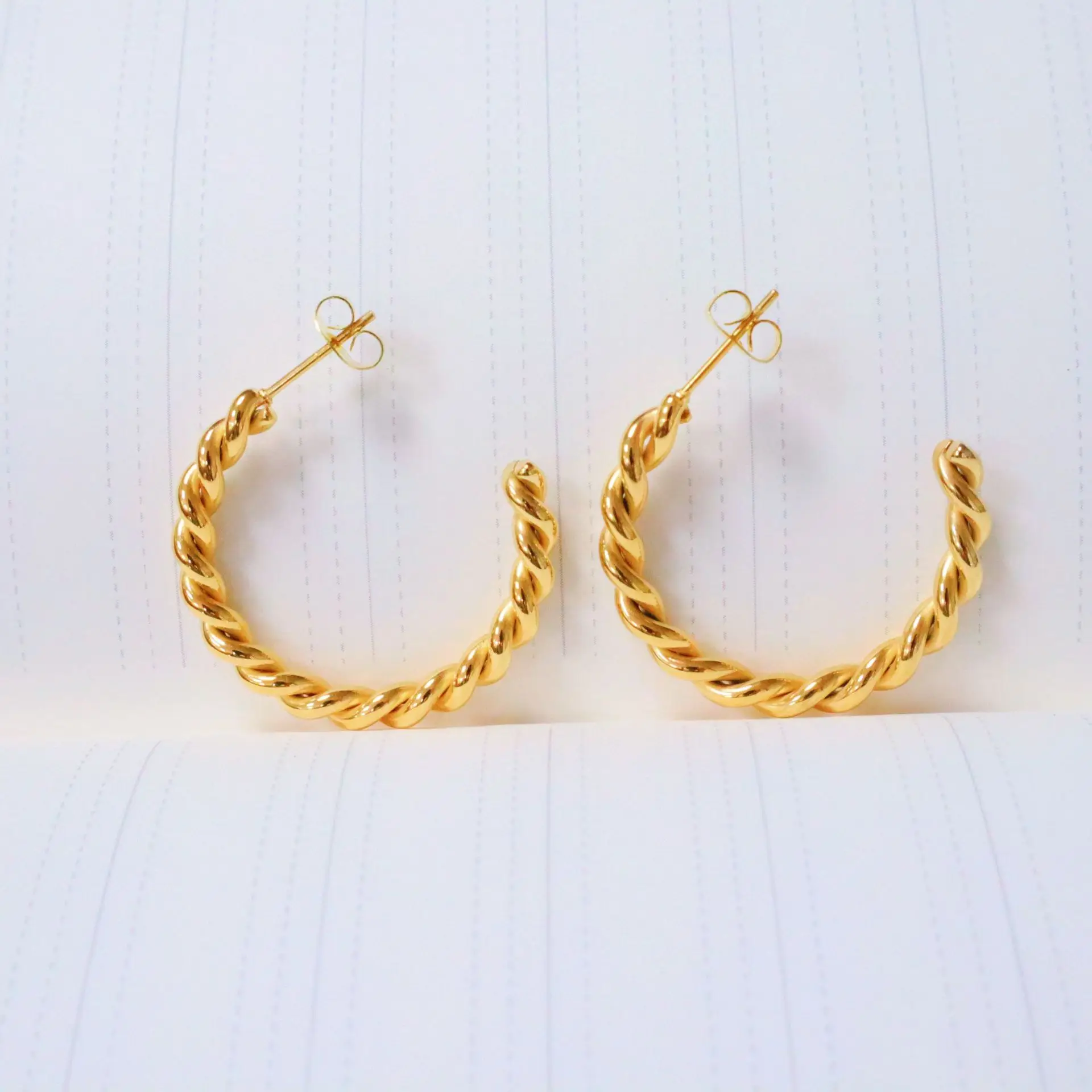 

Simple 18K Gold Plated Twisted Rope C Stud Earrings Stainless Steel Geometric Rope C Shape Stud Earrings