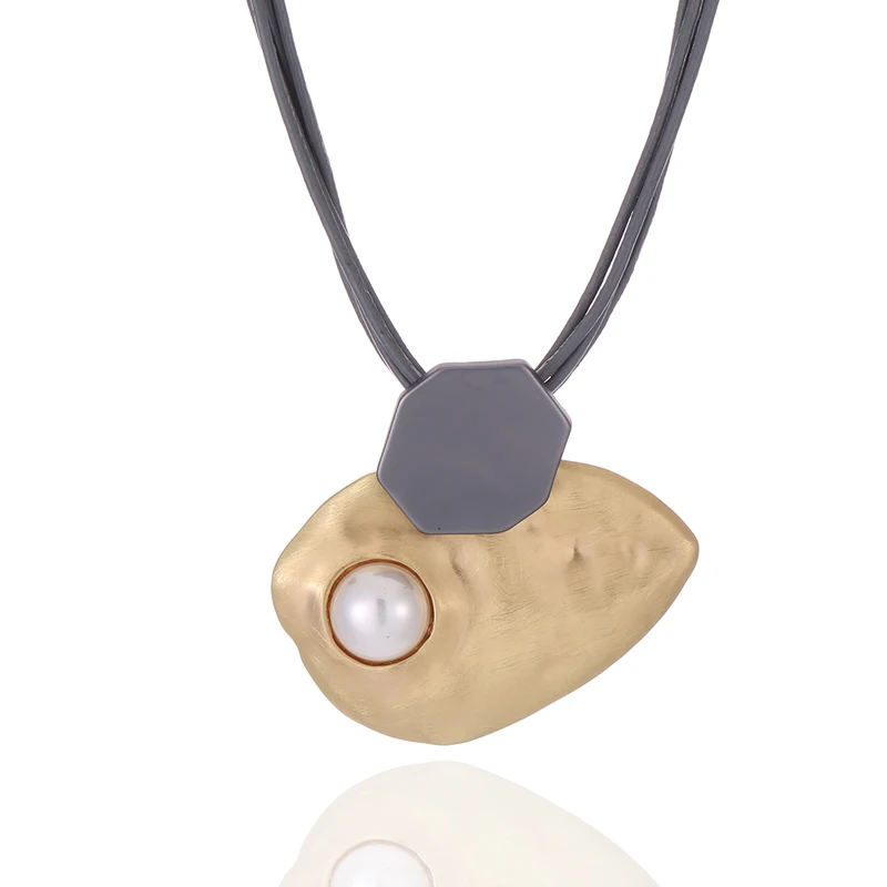 

New Style Two Tone Overlapping Curved Discs With Pearl Choker Necklace