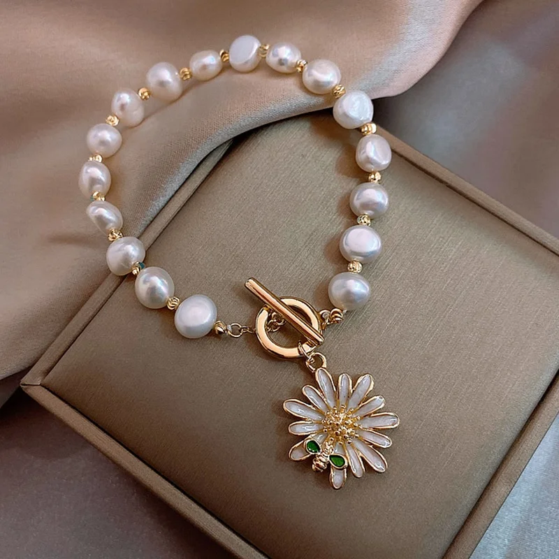 

Vintage Daisy Pendant Women's Bracelet Irregular Pearl Flower Bracelet, Gold