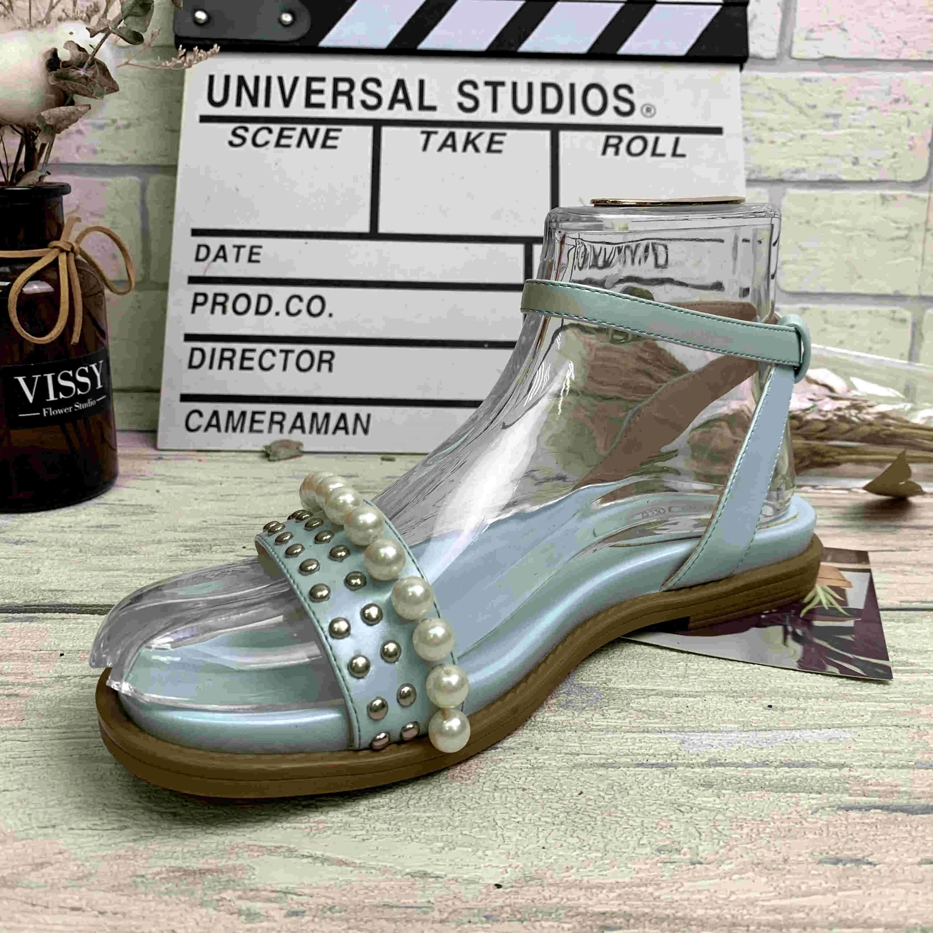 

2021 spring new trend pearl rivet one-line buckle low heel sandals European and American large size wholesale, Red green blue