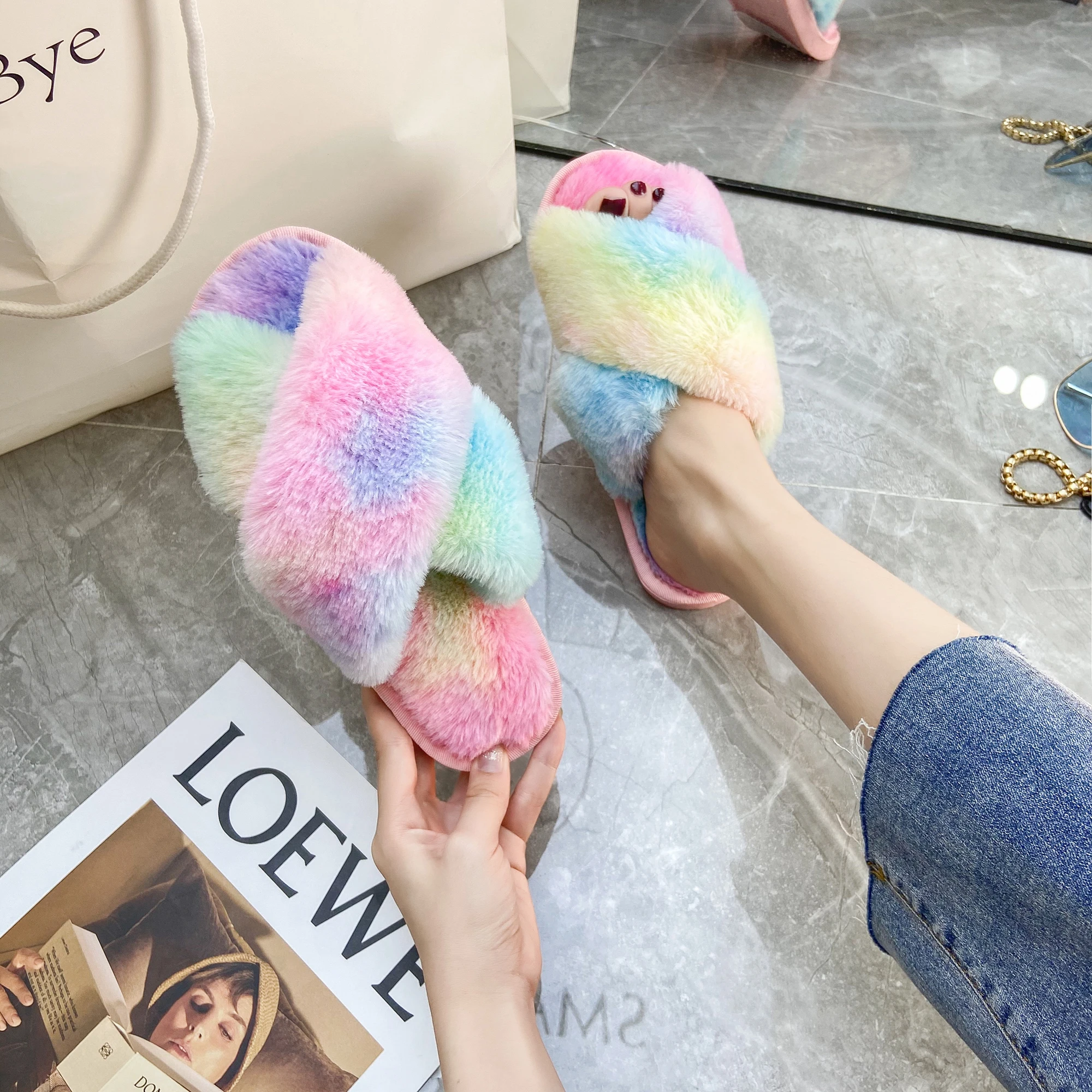 

2021 Furry Ladies Cute Plush soft Fluffy slides Women's Fur Slippers Winter Warm Slippers for Women, Picture shows