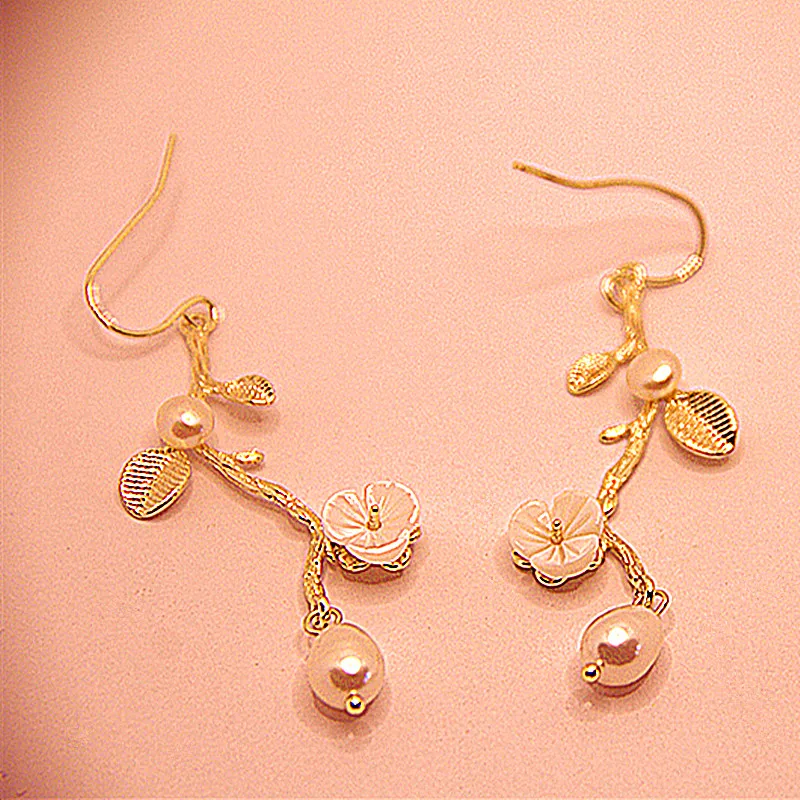 

New Fashion Gold-Plated Copper With Natural Pearl Simple Earrings Ladies Earrings