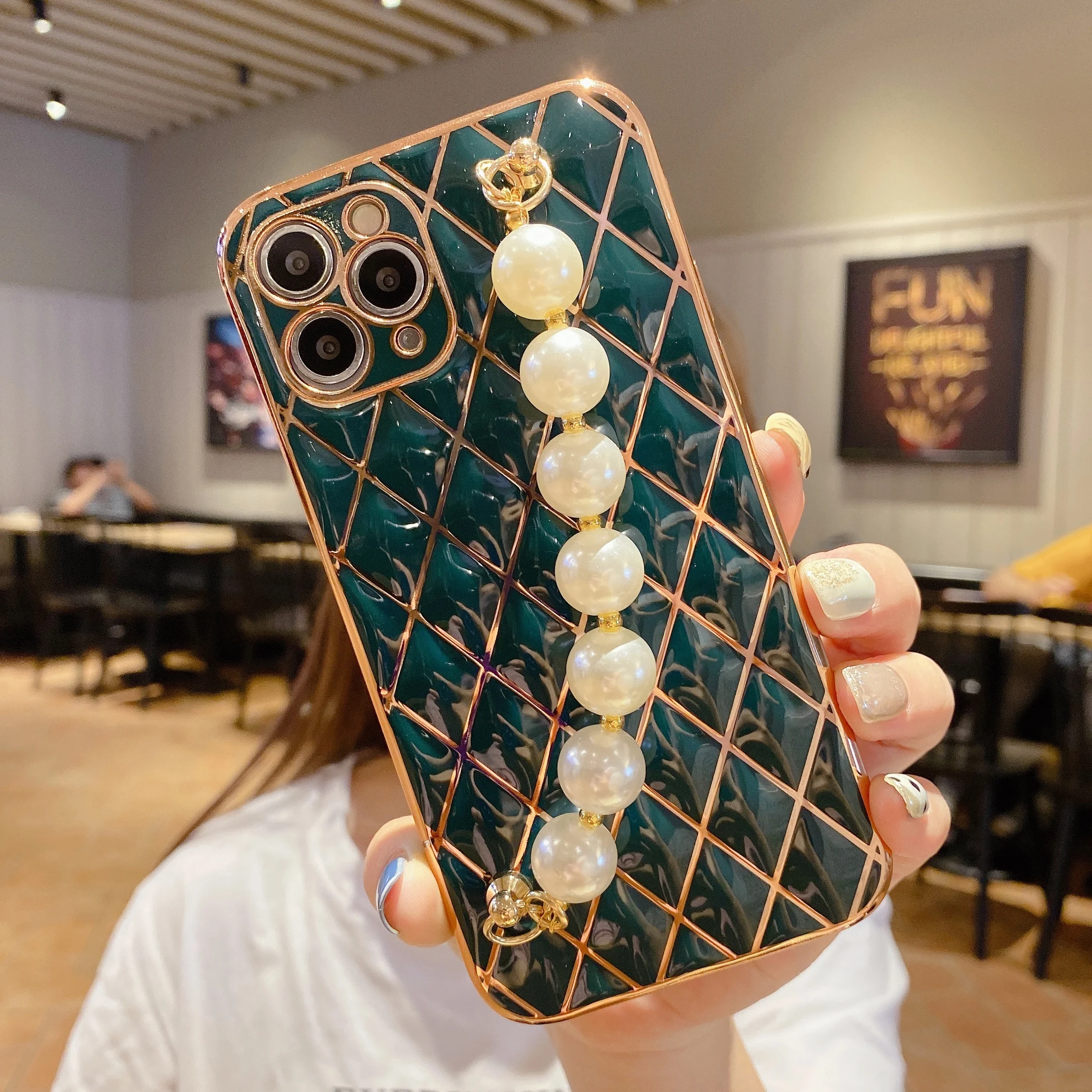

2021 Newest Luxury Pearl Bracelet Silicone Cellphone Cover For Iphone 12 Mini 11 Pro Max X XS 7 8 Mobile Phone Funda Bags Case, Picture shows
