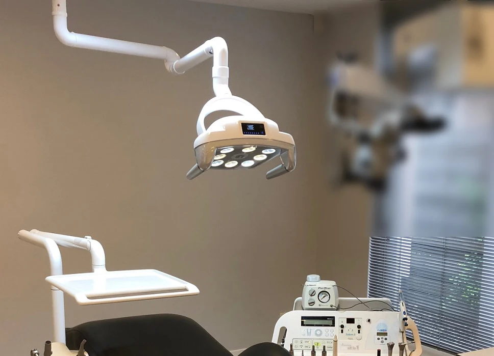 植入牙科无影口腔灯与牙科灯光臂