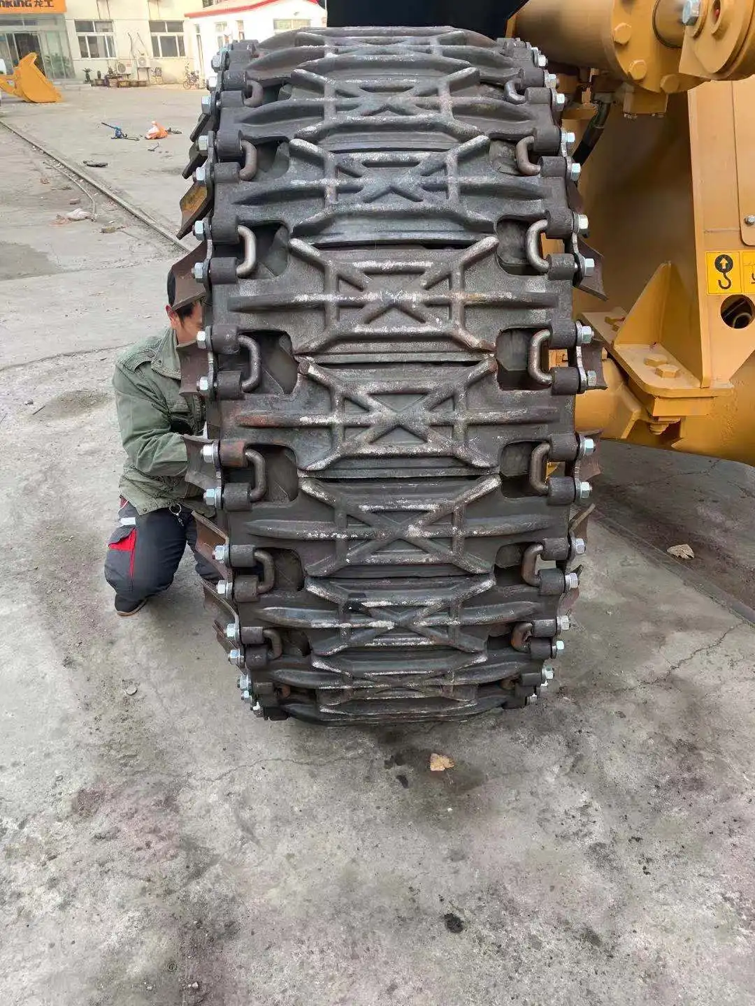 23.525 Wheel Loader Use Antiskid Protection Crawler Track Shoe Tire