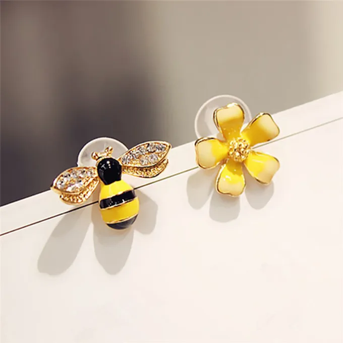 

2021 Cute New Flower Bee Asymmetric Earrings Zircon Earrings Wholesale Fashion Jewelry Punk Stud Earrings For Women Girls Gift, Photo