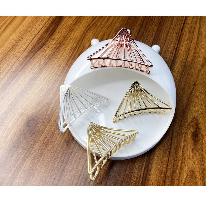 

Hot Selling Triangle Metal Hair Grip 6.5cm Zinc Alloy Material Claw Clips Hair Triangle Line Design Girls Hair Accessories