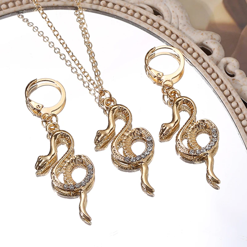 

Vintage Gold Snake Necklace Fashion Crystal Animal Long Pendant Necklace Female Sweater Necklaces Jewelry Gift For Women