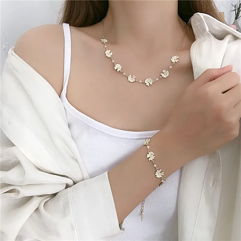 

Hongtong Collana Titanic Daisy Flower Necklace Korean Temperament Simple Design Jewelry Macrame Bracelets Nacklace Set Bridal, Color