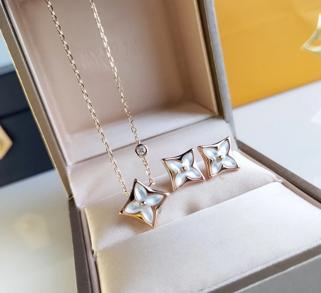 

Clover Women's Rose Gold Necklace
