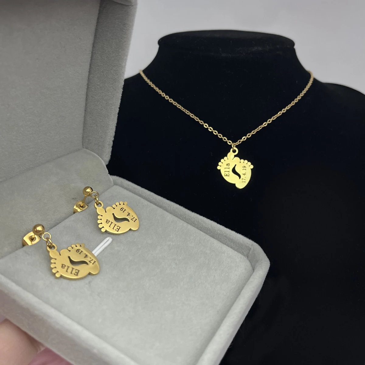 

Qiuhan OEM/ODM Jewelry sets 18k gold plated Stainless steel Jewelry Set Foot Engraved Name Necklace
