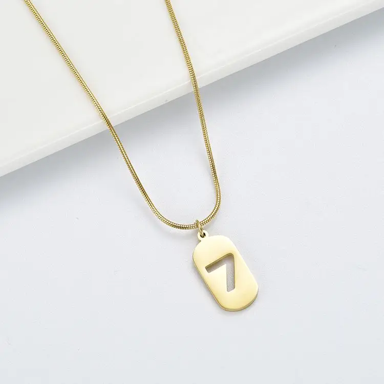 

2021 New Fashion Ladies Small Square Pendant Necklace Jewelry Simple Clavicle Chain 18k Gold Women's Necklace