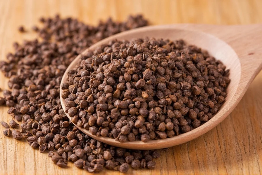 Verschiedene Gewürzgläser, darunter gemahlene Nelken, in verschiedenen Rezepten verwendet