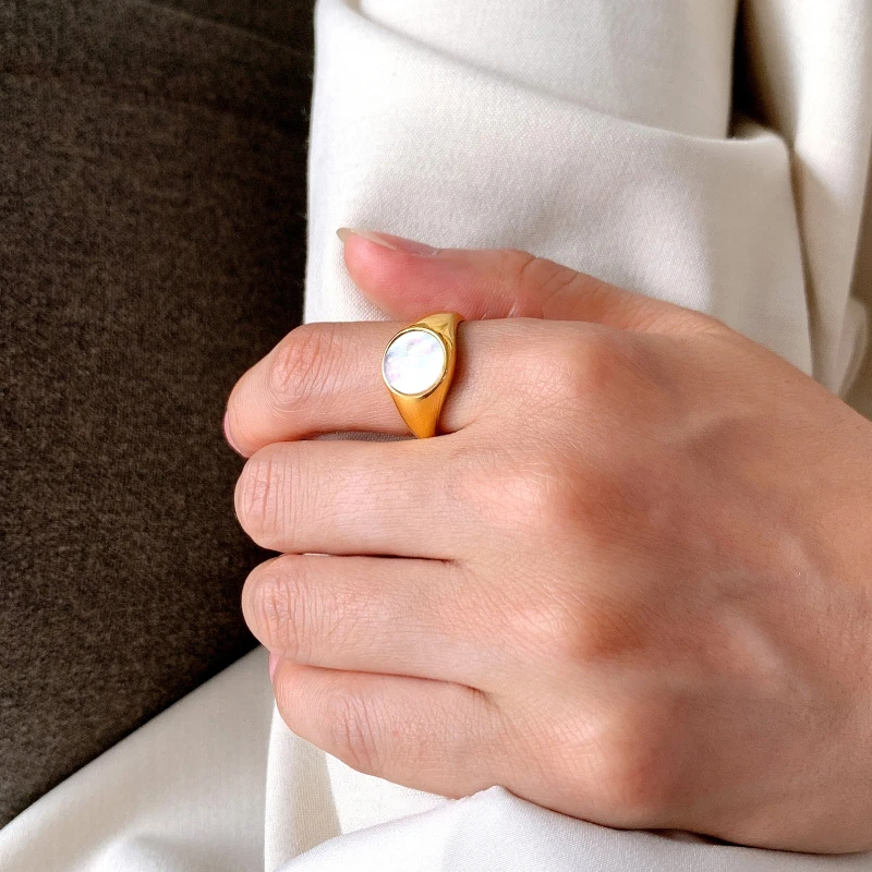 

Gold Plated Wide Round Natural Shell Rings Huggie Flat Circle Geometric Rings for Women Minimalist Open Ring