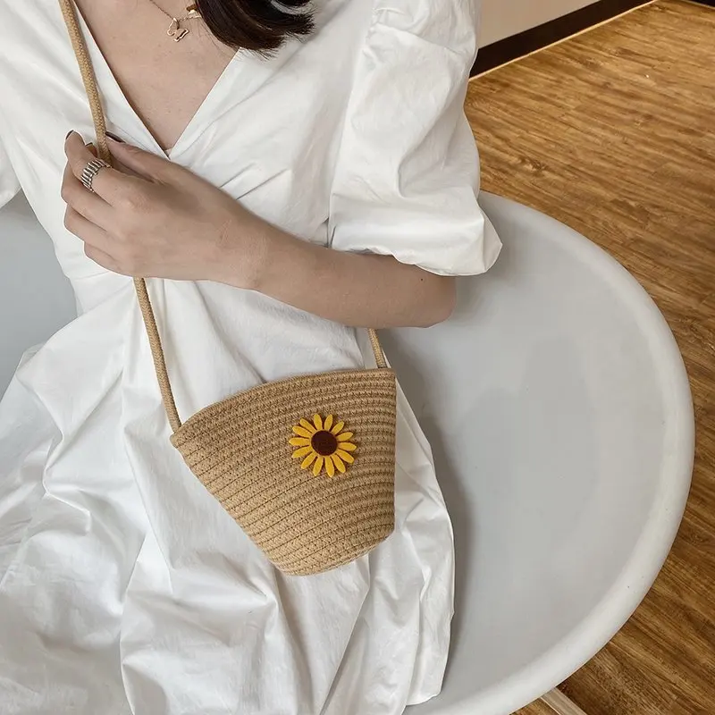 

Portable bucket straw little daisy woven bag new woven holiday beach bag