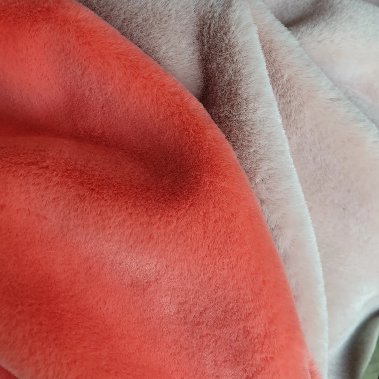 时尚颜色超柔软蓬松750克人造毛皮面料服装配件