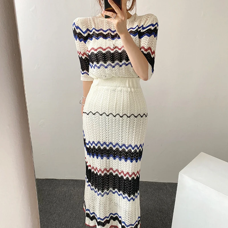 

Wholesale 2023 Summer Vintage Knitted Hollow Out Contrast Wave Pattern Top High Waist Wrap Hip Half Skirt Women's Set