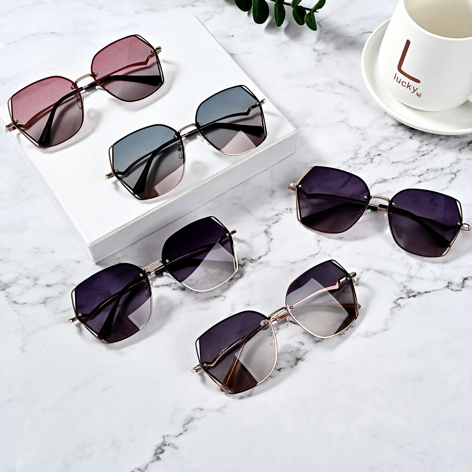 

Wholesale luxury trend flat shades women sunglasses