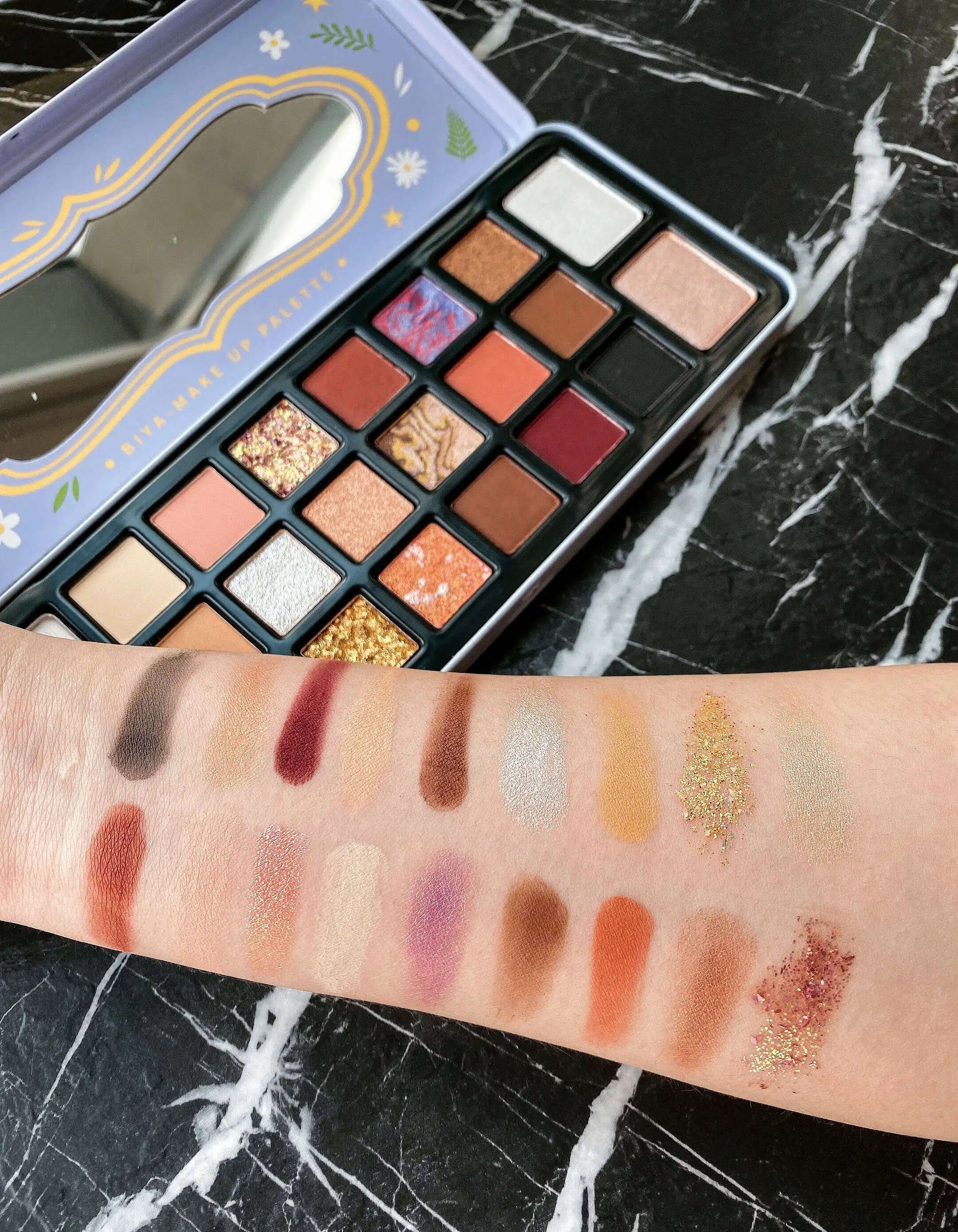 

wholesale glitter eyeshadow 18 Colors with high pigment Makeup Eyeshadow Palette Vendor professional cosmetics