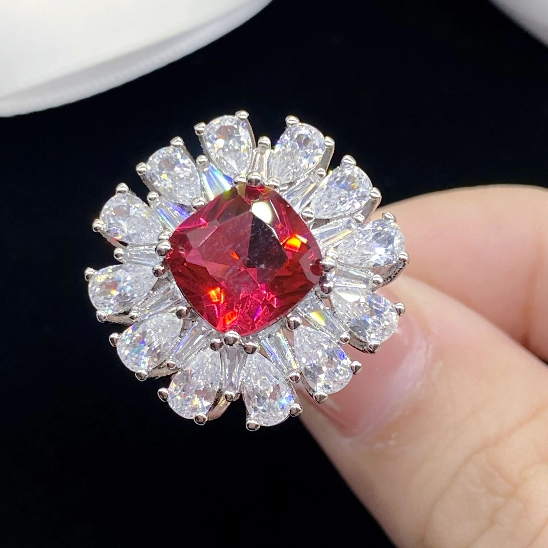 

Elegant High-end Group Inlaid Zircon Adjustable Ring Simulation Red Tourmaline Color Treasure For Women Super Shiny Jewelry, Picture shows