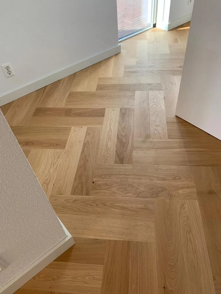 
Herringbone oak parquet flooring 