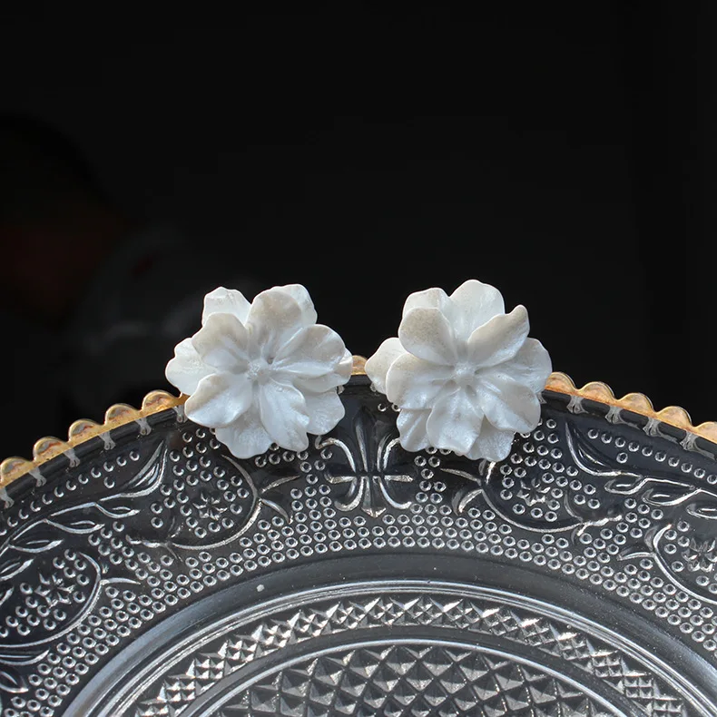 

JUHU new French retro niche simple earrings temperament white three-dimensional petal earrings for women gift