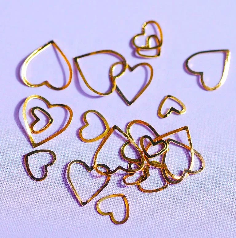 

500pcs/bag alloy heart art Gold 3D heart nail Metal Slices 2020 nail art decoration