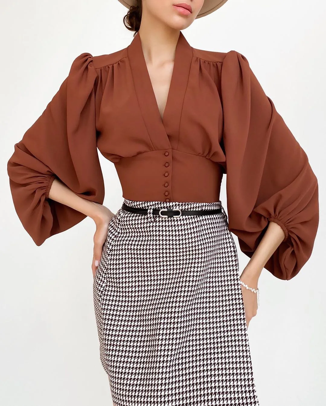 

2021 spring and summer new French V-neck women's shirt court style Lantern Sleeve long sleeve shirt blouse