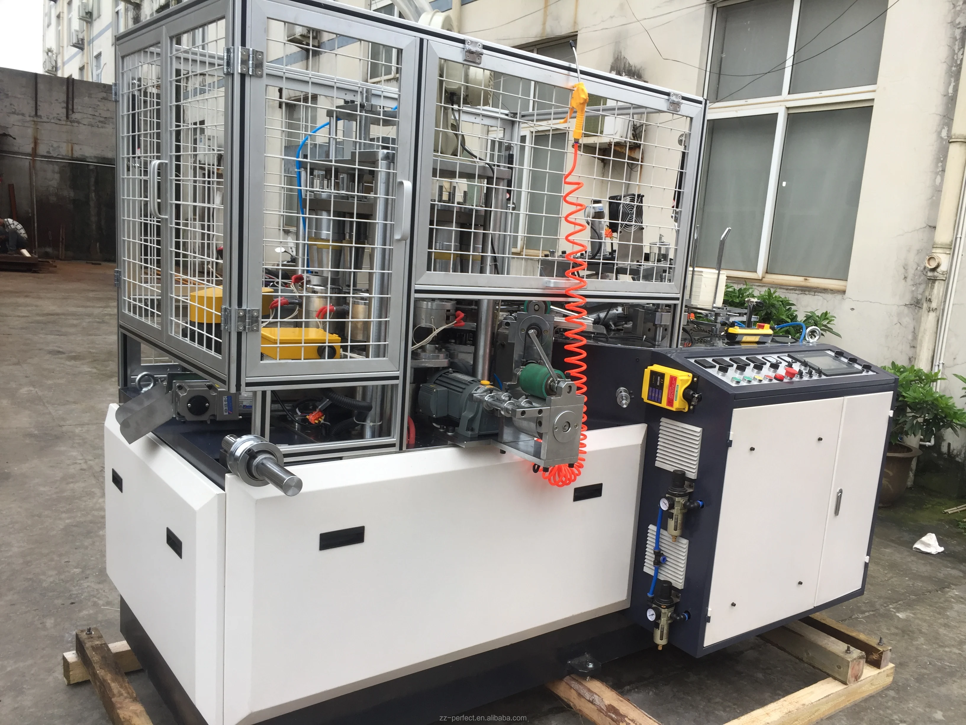 高速纸杯制造机