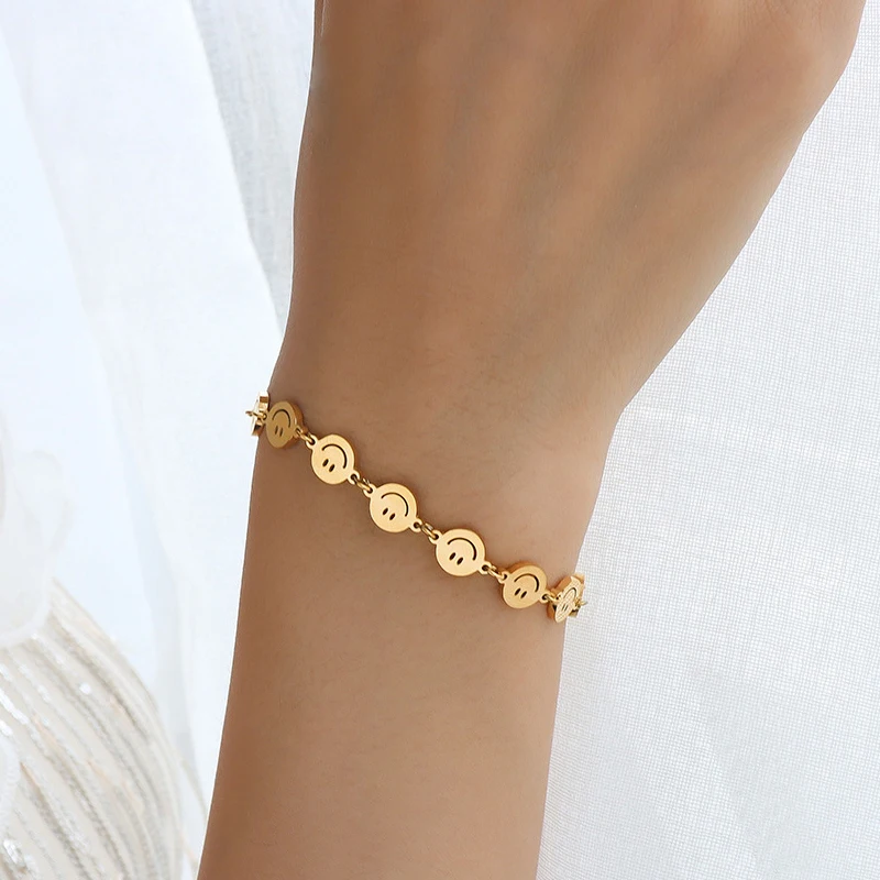 

Fashion Stainless Steel Smiley Disc Bracelet Lucky Jewelry 18k Gold Cute Happy Face Bracelet for Women