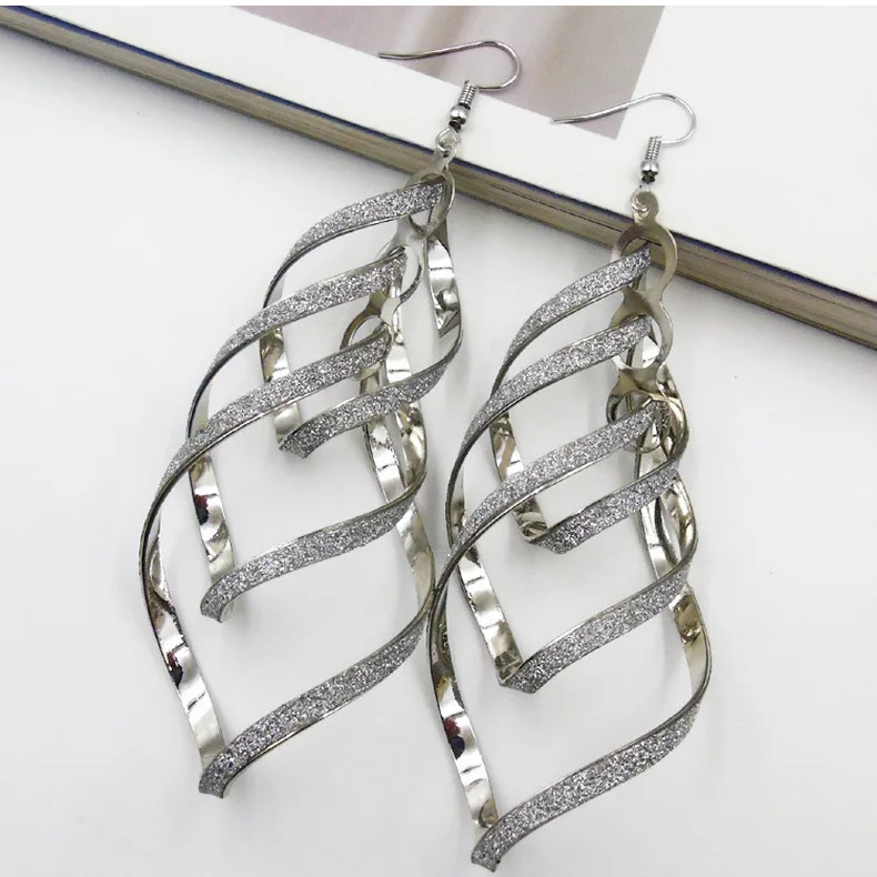 

Ding yi 2021 Rock in Europe and the earring water droplets form multilayer hearts grind arenaceous earrings earrings, Picture shows