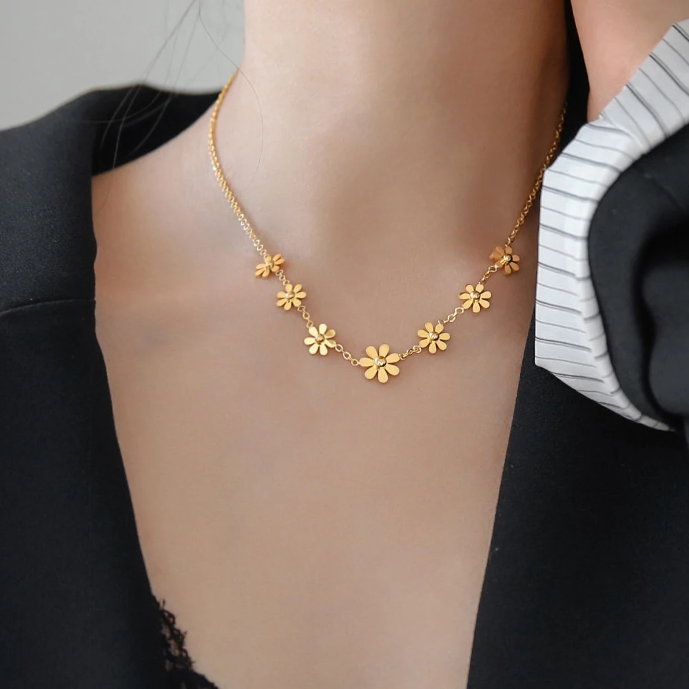 

Design Jewelry 18k Gold Plated Stainless Steel Ladies Thin Chain Cute Daisy Flower Pendant Necklace For Women Girls