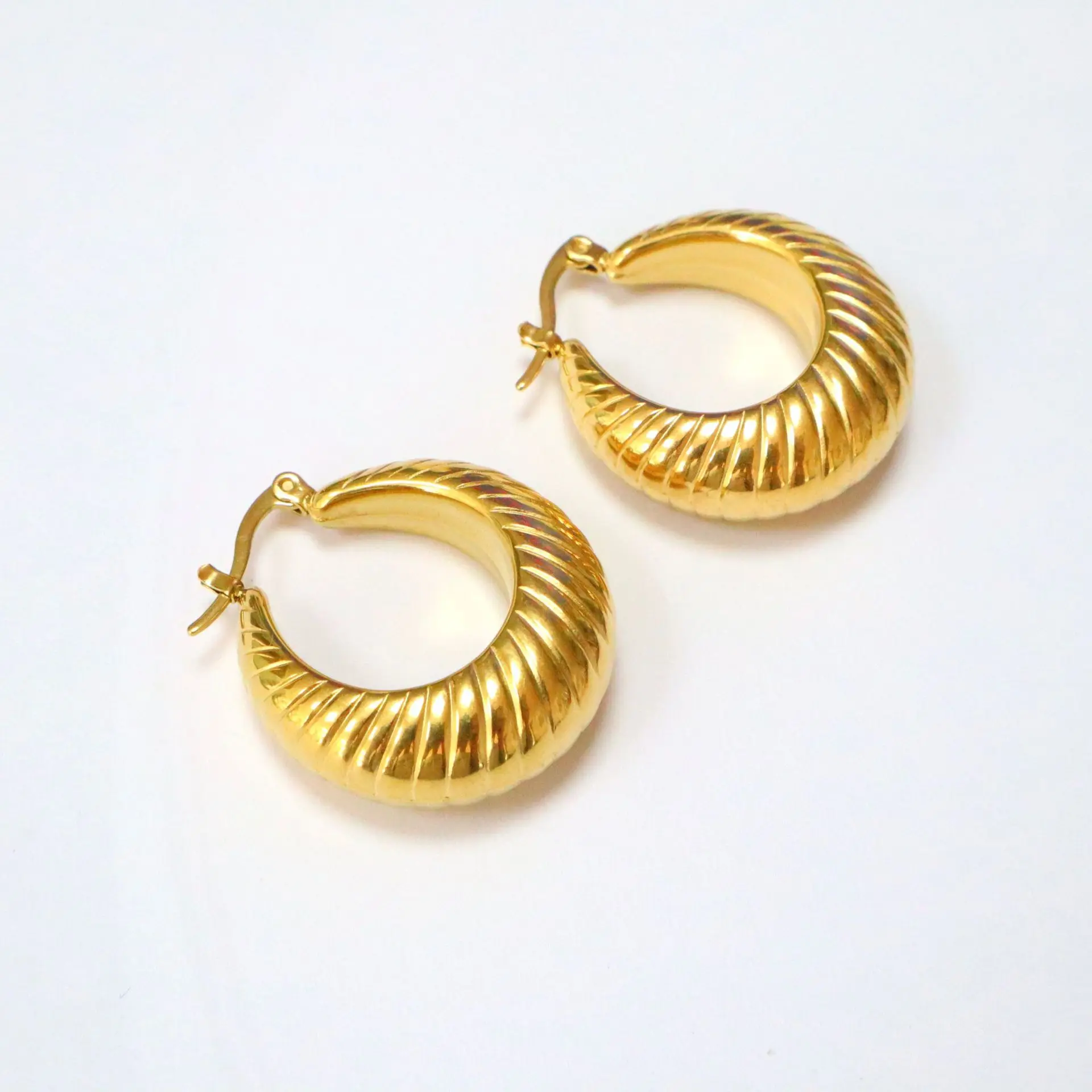 

High Quality Real Gold Plated Stainless Steel Hollow Oval Hoop Earrings Stainless Steel Thick Round Circle Clip on Earrings