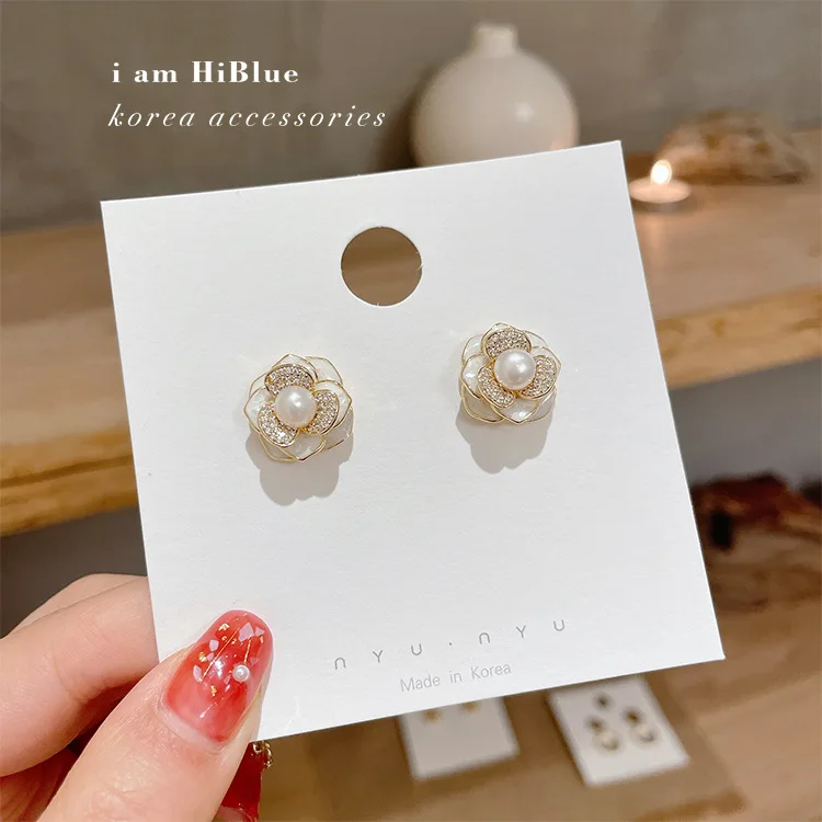 

OUYE Natural Freshwater Mother-Of-Pearl Rhinestone Camellia Flower Earrings Female 925 Silver Needle Female, Golden/silver