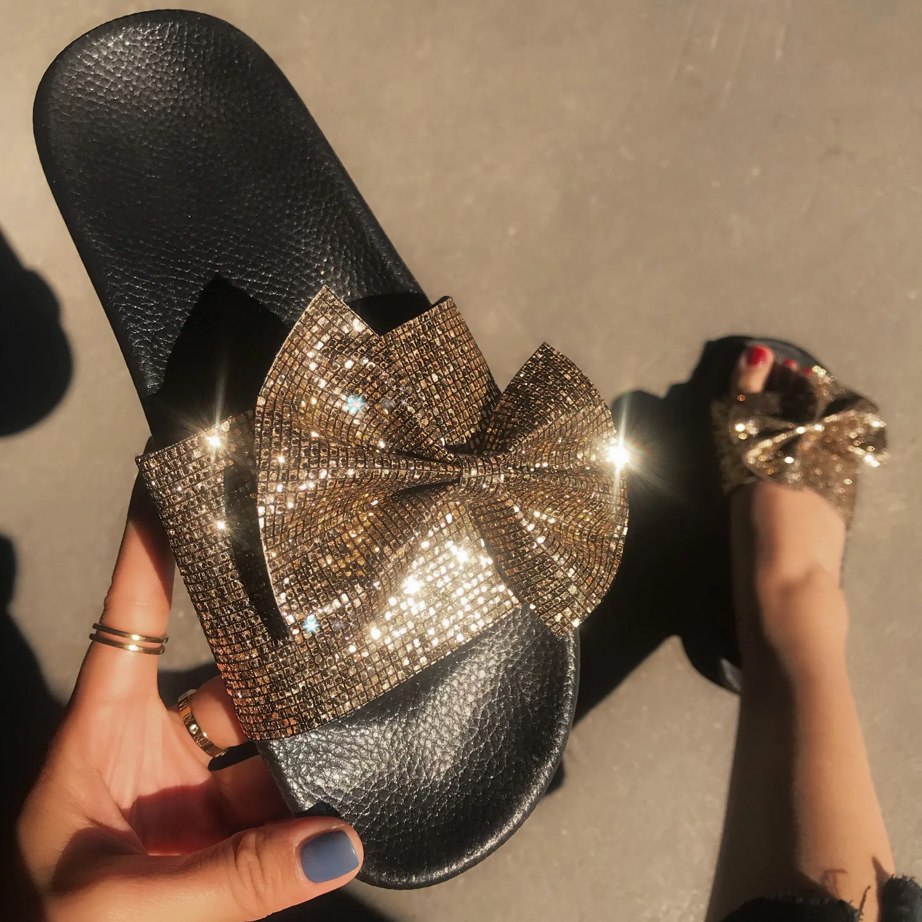 

2021 Spring Women's Flat Jelly Leather Slides Footwear Slippers Rhinestones Crystal Ladies Sandals Outdoor New Fashion Shoes