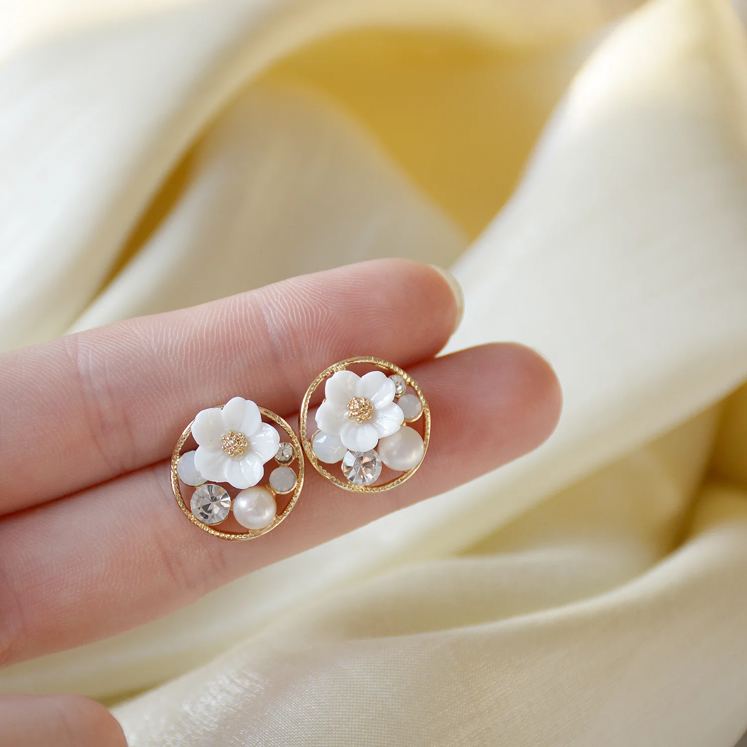 

Vershal Fashion Korean Rhinestone Flower 925 Silver Stud Earrings Designer Elegant Pearl Jewelry