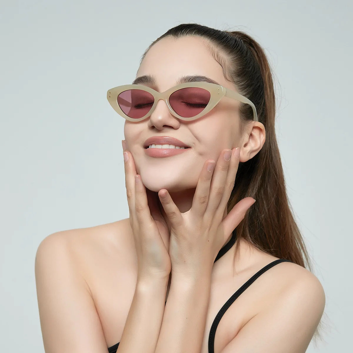 

Jiuling wholesale popular rivet frame sunglasses gradient color lens shades fashion vintage small cat eyes sunglasses women