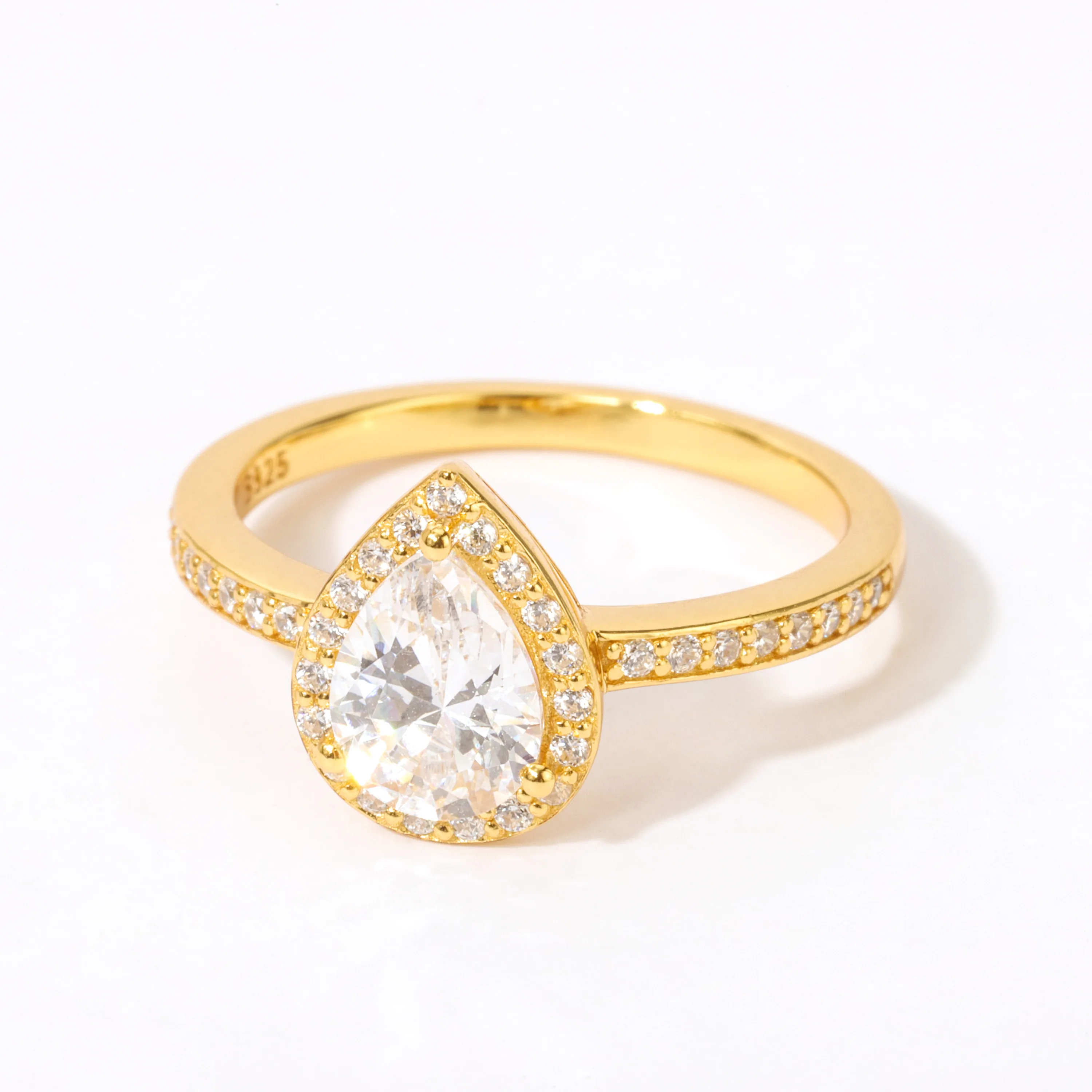 

Customized Pear Shape Ring Gold Plated Woman's Zircon Teardrop Engagement Band Ring For Gift