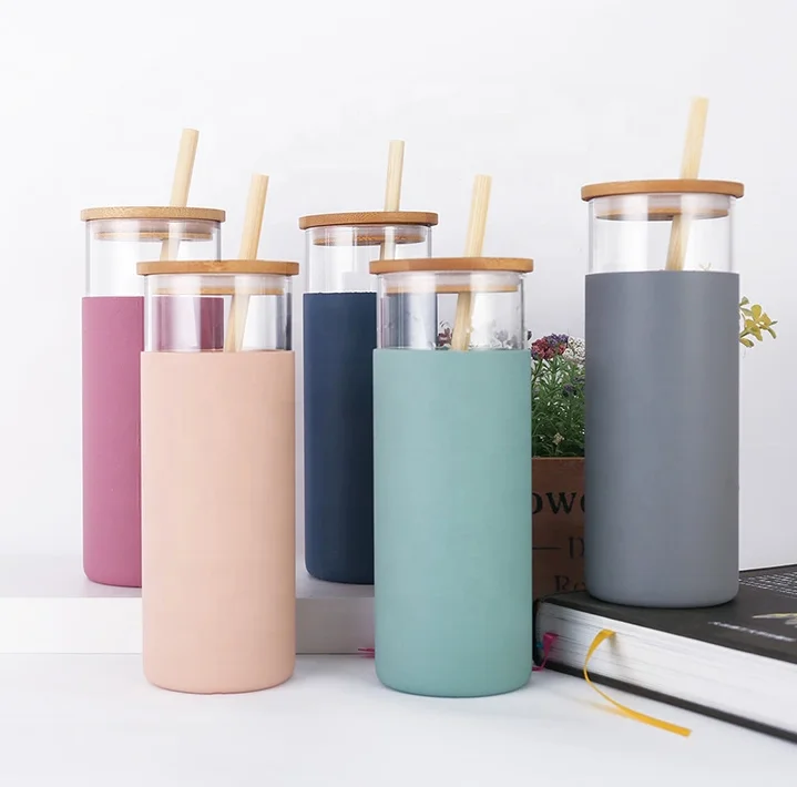 

2020 Borosilicate drinking glass bottle Cup Water Bottle With Silicone Sleeve and Bamboo Lid Bamboo Straws BPA FREE, Pantone color