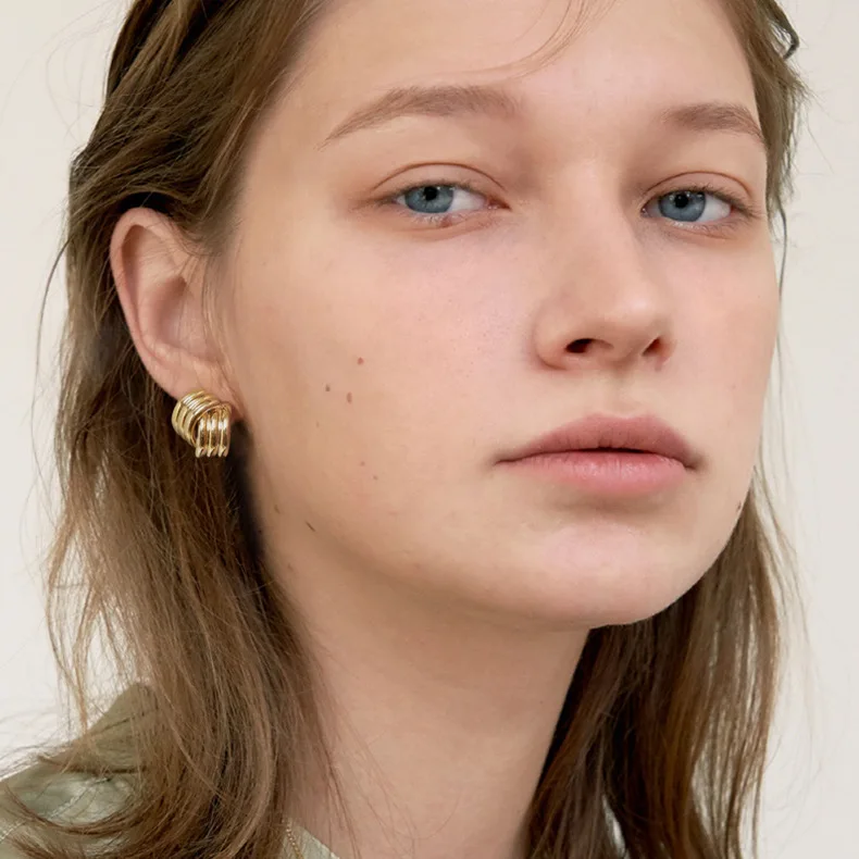 

High color vacuum electroplating EUR and US temperament go with web celebrity big brand sense of line earrings, Picture